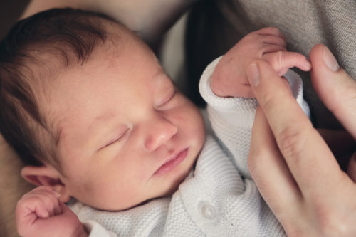 Reportage autour de la naissance de bébé par laurence bichon photographe