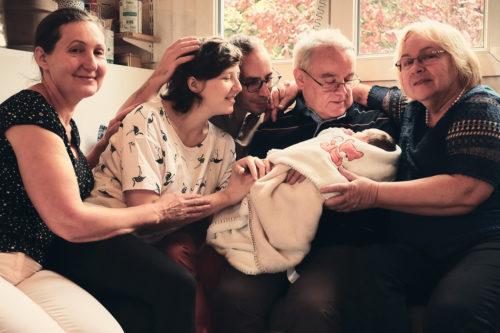 Reportage autour de la naissance de bébé par laurence bichon photographe