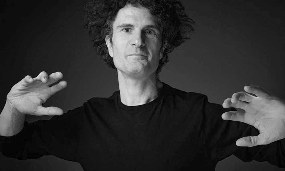 Session portrait corporate pour un coach avec une photo d'homme en noir et blanc réalisée par Laurence Bichon photographe