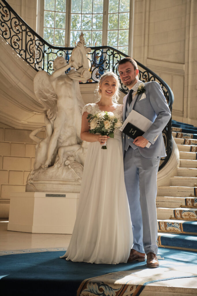 mariage dans la marie de Versailles - photo dans l'escalier